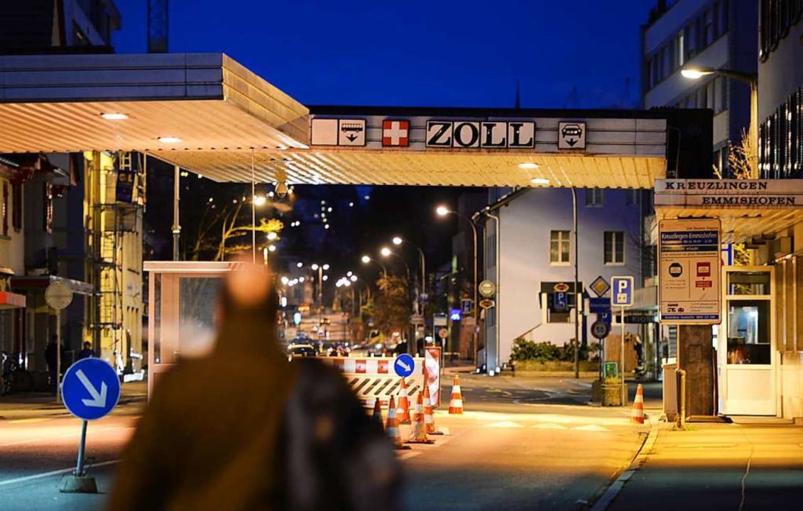 Staut sich der Verkehr mit Schweizer E...vor Corona? Keiner wagt eine Prognose.  | Foto: Felix Kstle (dpa)