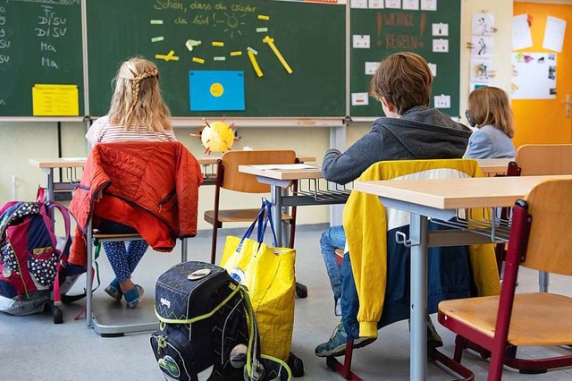 In kleinen Gruppen werden, wie hier in...ten wieder in der Schule unterrichtet.  | Foto: Sebastian Kahnert (dpa)