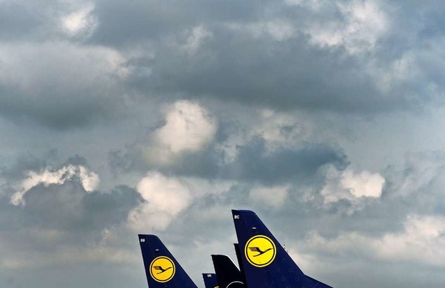 In einer dramatischen Krise, weil kaum jemand fliegt: die Lufthansa  | Foto: CHRISTOF STACHE (AFP)