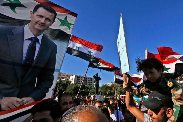 Pro-Assad-Demonstranten am Donnerstag in Damaskus  | Foto: LOUAI BESHARA (AFP)