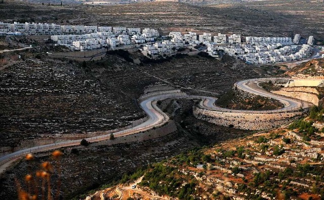 Die Serpentinenstrae trennt die jdis...l besetzten West-Bank-Stadt  Ramallah.  | Foto: AHMAD GHARABLI (AFP)