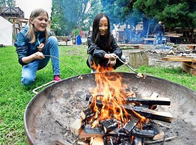 Gut zum Aufwrmen: Lena (10, links) und Meme (11) wissen, wie man Feuer macht.  | Foto: Michael Bamberger