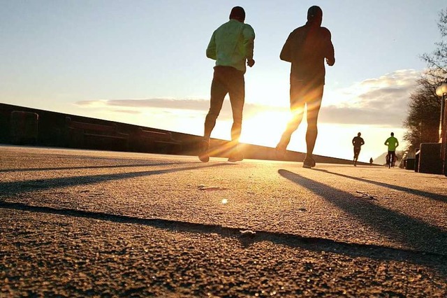 Die Vorteile am Joggen? Einfach Laufschuhe anziehen und losrennen!  | Foto: Tomasz Wozniak (unsplash.com)