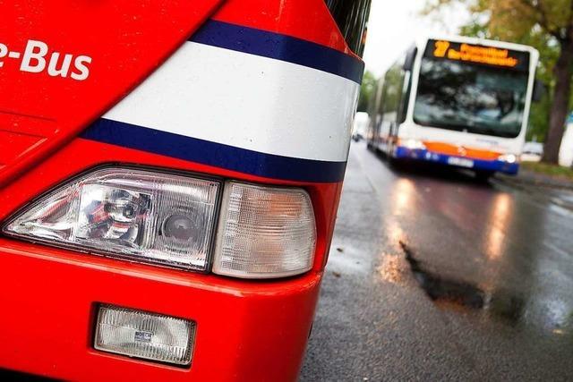 Linienbus fährt in Hugstetten auf Pkw auf: Kind leicht verletzt