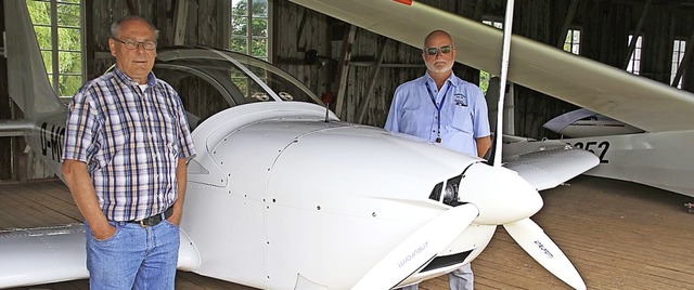 Stolz prsentieren der Vorsitzende der...Rauen das neue Ultraleicht-Flugzeug.   | Foto:  