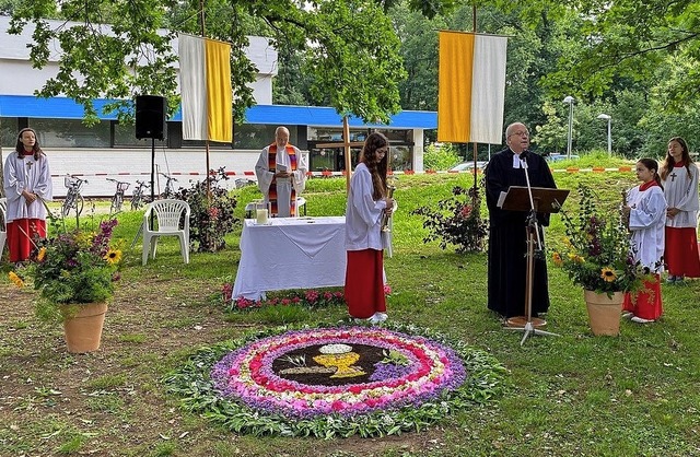 Keine Prozession zu Fronleichnam, aber...Blumenteppich vor dem Altar in Lehen.   | Foto: Franz Ehret