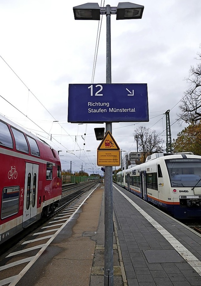 Wer am Bad Krozinger Bahnhof per Regio...chts) nicht nur die Rcklichter sehen.  | Foto: Frank Schoch