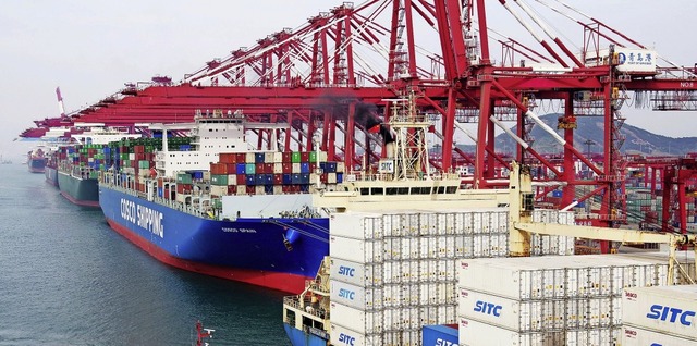 Containerschiffe im chinesischen Hafen Qingdao   | Foto: - (dpa)
