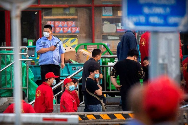 Wegen vieler Corona-Infektionen wurde in Peking ein Fleischmarkt geschlossen.  | Foto: Mark Schiefelbein (dpa)