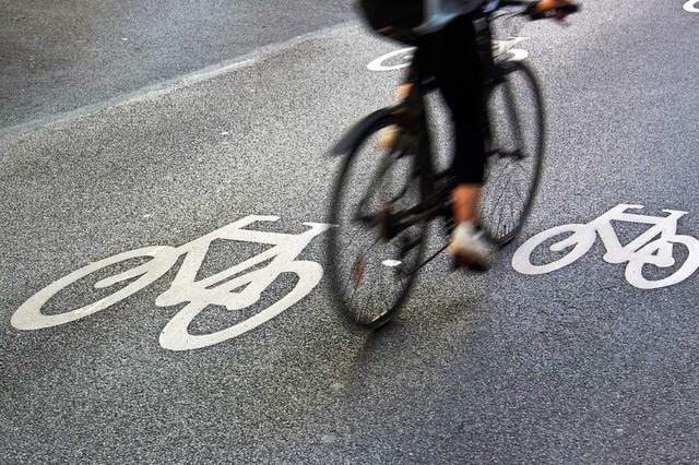 Ein Radfahrer ist nach der Kollision mit einem Pkw gestrzt (Symbolbild).  | Foto: finecki  (stock.adobe.com)