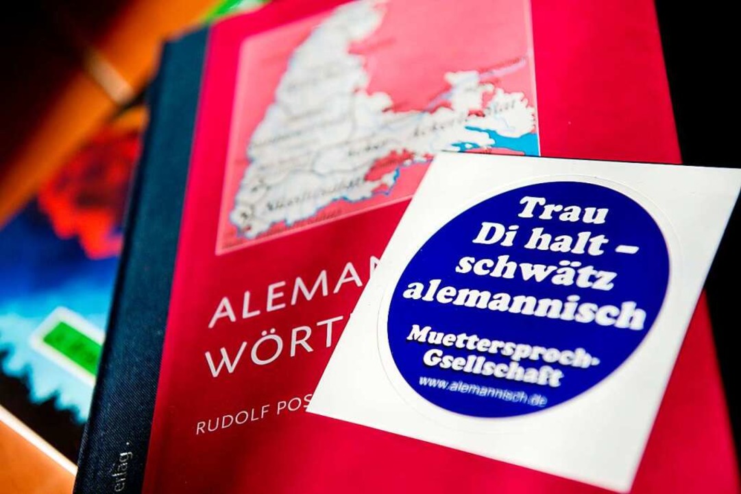 &#8222;Trau Di halt...&#8220; Ein Aufk... auf einem Alemannischen Wörterbuch.    | Foto: Tobias Kleinschmidt