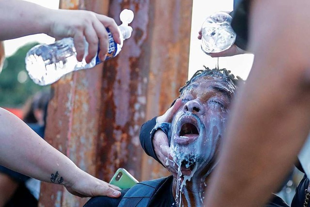 Die Augen eines Demonstranten werden a... die Polizei Trnengas eingesetzt hat.  | Foto: Brynn Anderson (dpa)