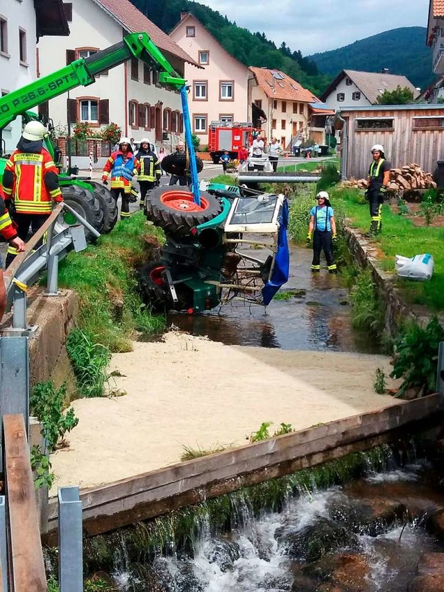 In Wies war ein Traktor in den Bach gestrzt.  | Foto: privat