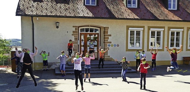 Es ist wieder Leben auf dem Schulhof d...dsregelung und die Hygienemanahmen.    | Foto: Annegret Freudig