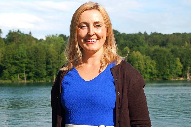 Vanessa Edmeier am Rhein bei Schloss B...n mit Blick in die benachbarte Schweiz  | Foto: Petra Wunderle