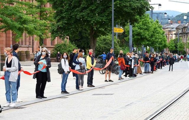 Zwischen Fahnenbergplatz und Rempartst... Sonntag rund 200 Menschen eine Kette.  | Foto: Rita Eggstein