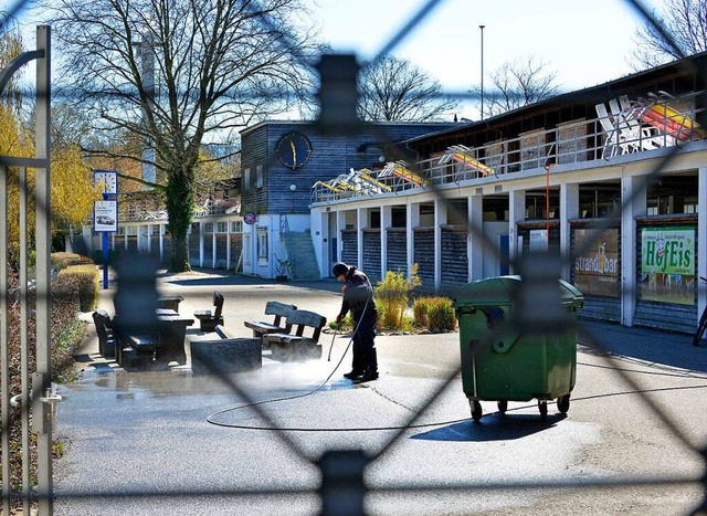 Erst mal noch geschlossen: das Strandbad im Freiburger Osten.  | Foto: Michael Bamberger