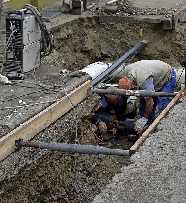 Die Bauarbeiter graben weiter beziehen...bekommen  einen  Hausanschluss gelegt.  | Foto: Nikolaus Bayer