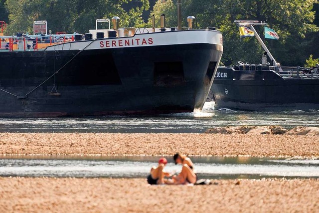 Am Rhein sind die Wasserstnde aktuell deutlich niedriger als saisonal blich.  | Foto: Thomas Frey (dpa)