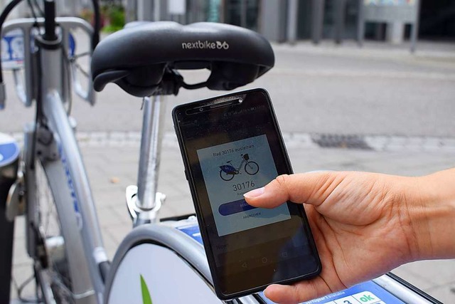 Mit dem Smartphone werden die Pedelecs ausgeliehen.  | Foto: Julia Trauden