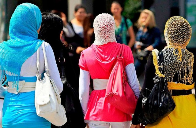 Viele muslimische Frauen tragen Kopftuch.   | Foto: Arno Burgi