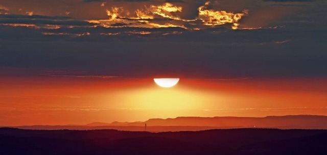 Sonnenaufgang auf dem Feldberg. Die So... den Sonnenaufgang in ein Farbenspiel.  | Foto: Raoul Hartmann