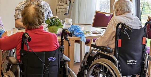 Menschen in Pflegeheimen mssen besond...unter, wenn sie keine Besuche kriegen.  | Foto: Hubert Gemmert