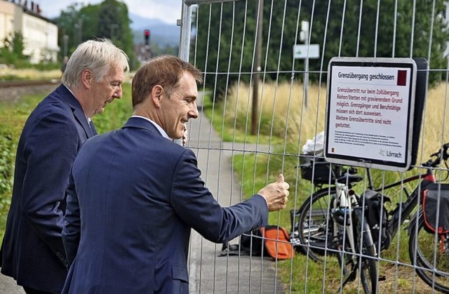 Hansjrg Wilde (links) und Jrg Lutz schieben das Absperrgitter beiseite.  | Foto: Daniel Gramespacher