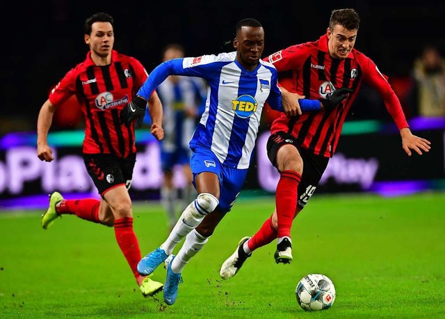 Szene aus dem Hinspiel: Der Freiburger...or das Match bei der  Hertha mit 0:1.   | Foto: Soeren Stache (dpa)