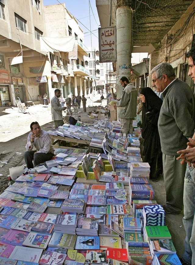 Bildung hilft:  Bchermarkt in Bagdad  | Foto: epa Faleh Kheiber