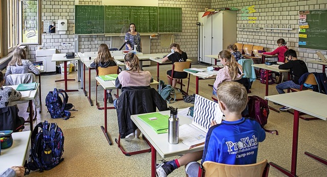 Die Tische auseinander geschoben: Unte...t am Erasmus-Gymnasium in Denzlingen.   | Foto: Hubert Gemmert