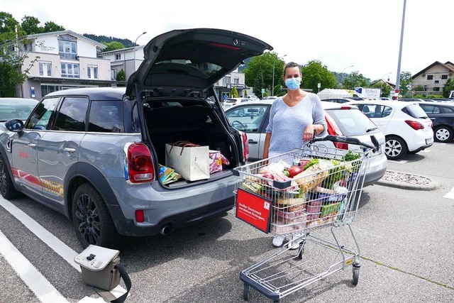 Pflegefachfrau Francesca Ruland aus Mu... in Bad Sckingen einkaufen zu drfen.  | Foto: Axel Kremp