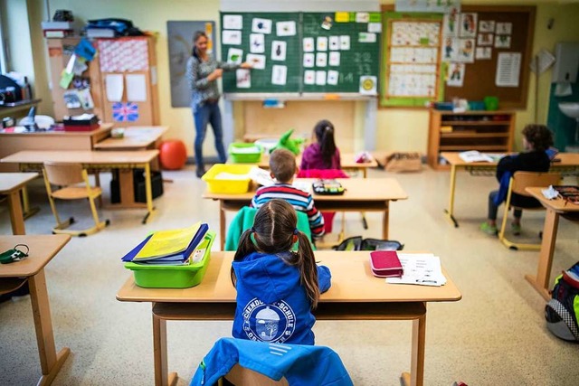 Grundschler sitzen mit Abstand in einem Klassenzimmer (Symbolbild).  | Foto: Marcel Kusch (dpa)