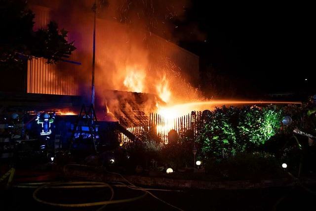 Im Hinterhof eines Steinmetzbetriebes ...rae brannte ein groes Gartenhaus ab.  | Foto: Volker Mnch