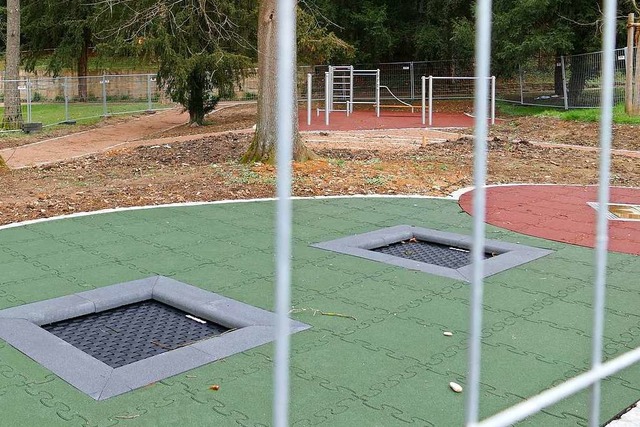 Noch steht der Bauzaun rund um den Erw...die ffentlichkeit freigegeben werden.  | Foto: Maurice Mommer