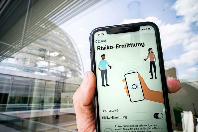 Mit der Corona-Warn-App werden Brger ...n Covid-19-Infizierten befunden haben.  | Foto: Michael Kappeler (dpa)