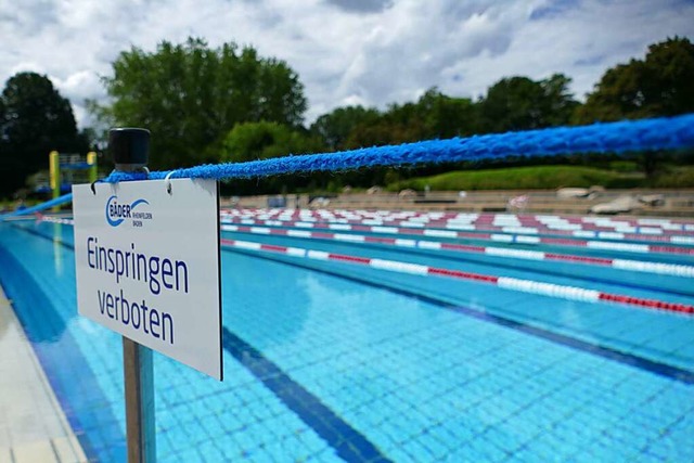 Die Bahnen im Schwimmerbecken sind mit... damit auch hier Abstand gewahrt wird.  | Foto: Elena Borchers