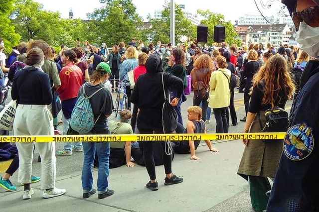 Der Polizeieinsatz beim Frauenstreik in Basel lst Kritik aus.  | Foto: Feministischer Streik Basel