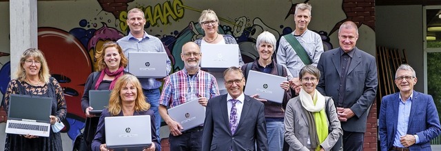 Die bergabe von Laptops der Brgerstiftung an sieben Lrracher Schulen.   | Foto: Ansgar Taschinski