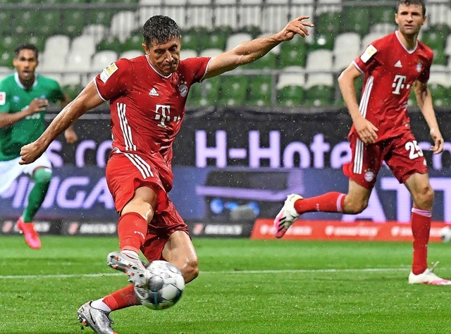 Der Torjger trifft: Robert Lewandowsk...elt das 1:0 fr die Bayern in Bremen.   | Foto: MARTIN MEISSNER (AFP)