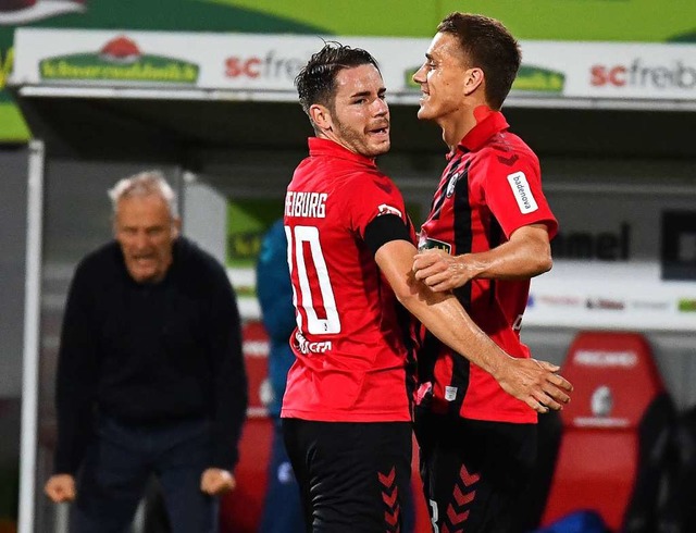 Nils Petersen bejubelt mit Christian G...tergrund freut sich Christian Streich.  | Foto: Achim Keller/SCFreiburg/POOL