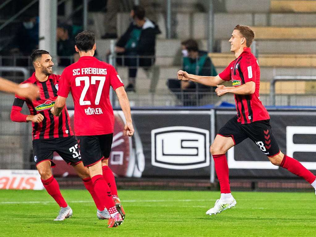 Mit einem 2:1 kann der SC Freiburg das vorletzte Heimspiel der Saison fr sich entscheiden. Das Team von Christian Streich gewinnt durch Tore von Vincenzo Grifo und Nils Petersen.