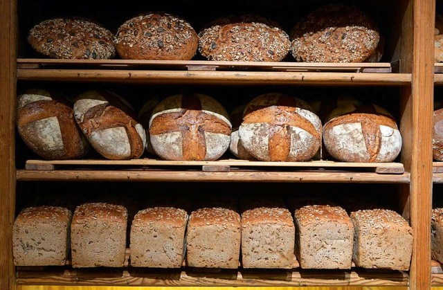 Brot kann man beim Bcker kaufen und muss es nicht selbst backen.  | Foto: Rainer Jensen (dpa)