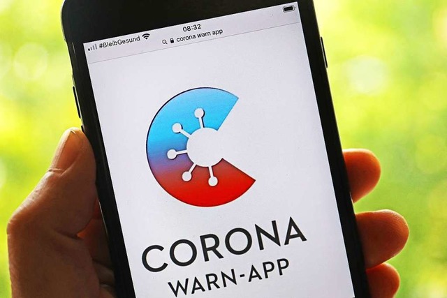 Die Corona-Warn-App soll helfen, dass ...das Virus nicht so schnell ausbreitet.  | Foto: Oliver Berg (dpa)