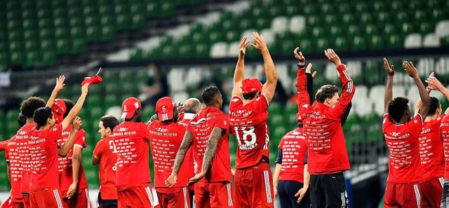 Die Spieler von Bayern Mnchen feiern ...zum 30. Mal deutscher Fuball-Meister.  | Foto: Martin Meissner (dpa)