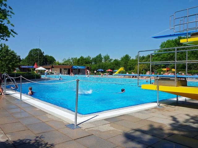 Geht es nach dem Willen des Heitershei...portbad bald wieder Betrieb herrschen.  | Foto: Heike Lemm