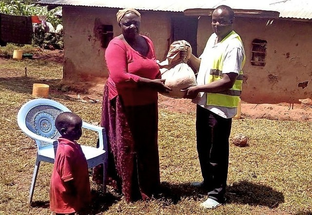 Sozialarbeiter Ida bergibt Nahrungsmittel bei einem Familienbesuch.  | Foto: Choice for Life