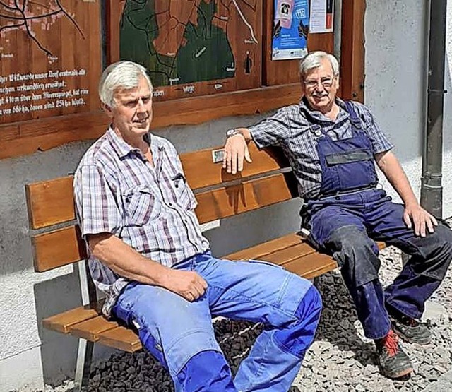 Erwin (li.) und Manfred Sturm haben die erste von zwei  Bnke installiert.  | Foto: Vera Winter