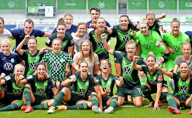Die Wolfsburger Spielerinnen feiern di...igung &#8211; wieder deutscher Meister  | Foto: Hauke-Christian Dittrich (dpa)