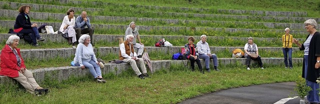 Im Freien und mit Abstand &#8211; so lsst sich den Geschichten lauschen.  | Foto: Roswitha Frey